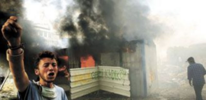 Uno de los concentrados grita consignas contra el ‘premier’ turco en los aledaños de la plaza de Taksim. / Reuters