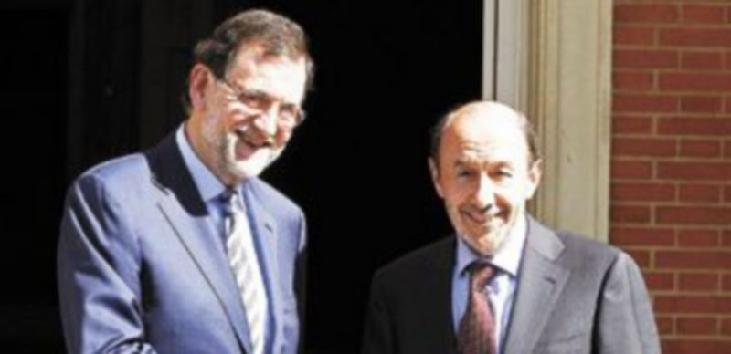 El jefe del Ejecutivo y el secretario general del principal partido de la oposición se saludan en la puerta de la residencia presidencial. / Efe