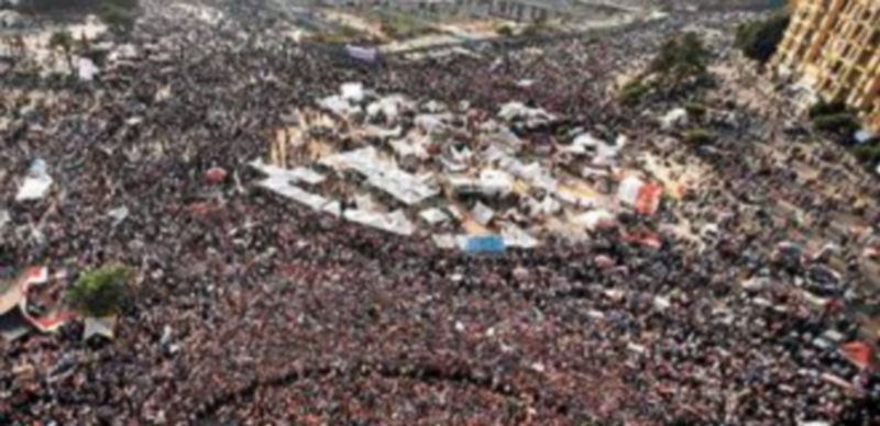 Miles de personas se manifiestaron ayer en la plaza Tahrir de El Cairo. / Reuters