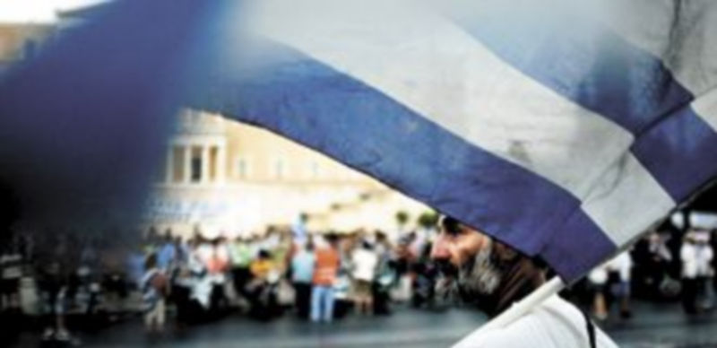 Miles de trabajadores públicos se manifiestan a diario en Atenas por el despido masivo aprobado hace unos días por el Parlamento. / EFE