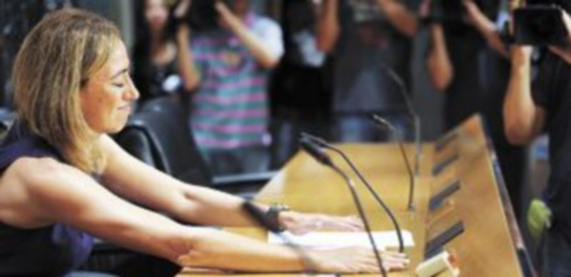 La antigua titular de Defensa con el Gobierno de Zapatero se despidió con un afectuoso ‘hasta luego’ de los periodistas. / Chema Moya (Efe)