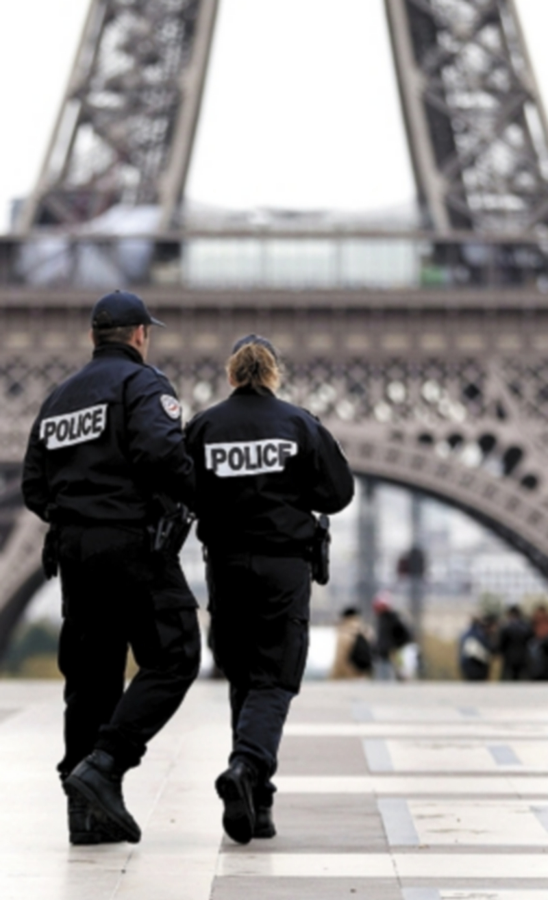 La Policía amplía su vigilancia en lugares emblemáticos como la Torre Eiffel. / Efe