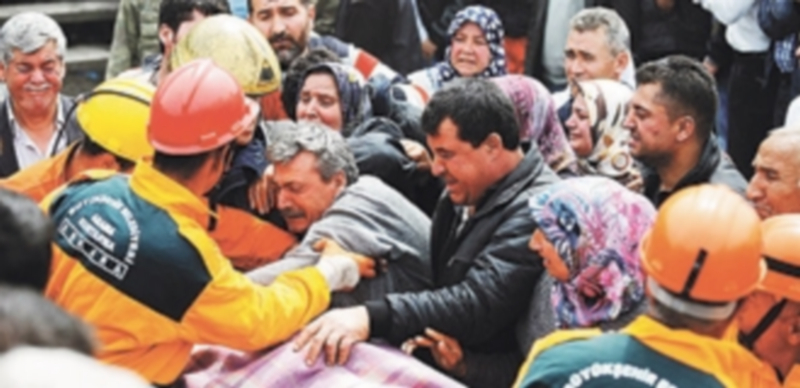 Un familiar se abraza al cuerpo de un minero herido y rescatado. / Reuters