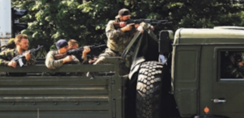 Milicianos prorrusos se preparan ante la amenaza de ataque por parte de los soldados nacionales. / Reuters