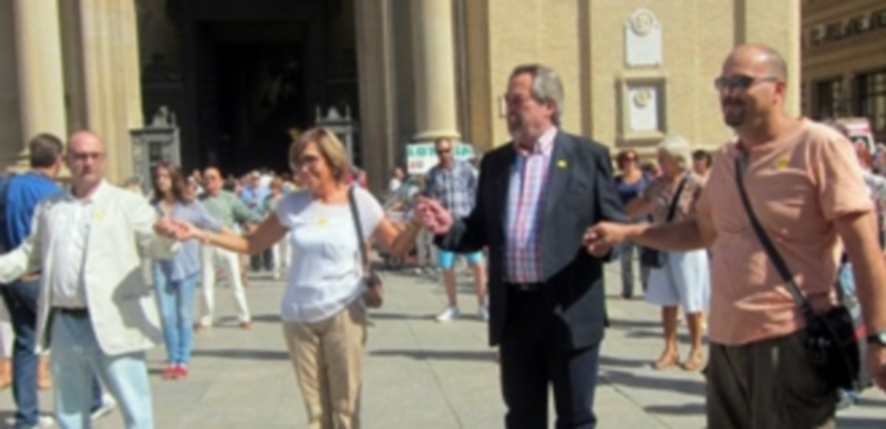Cadena humana en solidaridad con los enfermos de Alzheimer en la ciudad de Zaragoza. / Europa Press