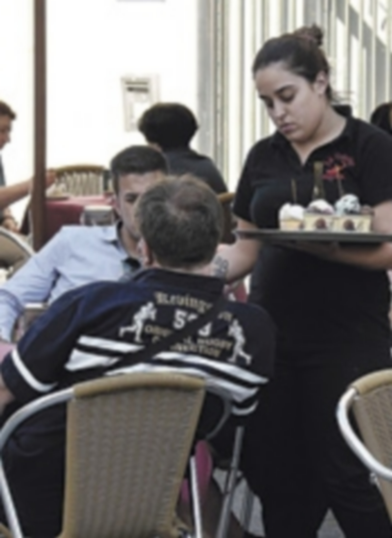 Una joven atiende a los clientes en una terraza de verano. / El Adelantado