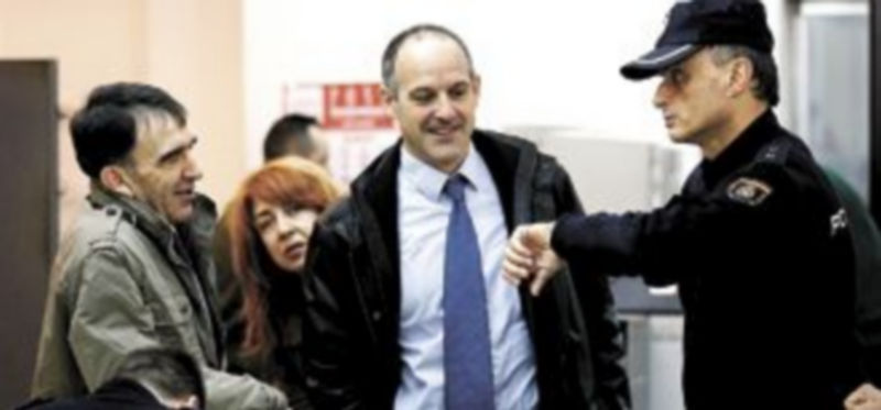 Los letrados de Sortu Íñigo Iruin (i) y Adolfo Araiza (c)