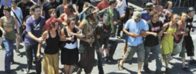 Una cadena humana protege en Bayona a Aurore Martín (i) de los agentes galos