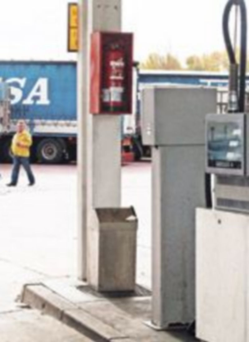 El combustible es un gasto muy importante para los transportistas. / Á. Ayala