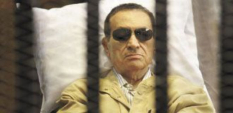 Mubarak ingresa en la prisión de Tora tras atravesar un grave problema de salud en los momentos previos a su traslado. / Reuters