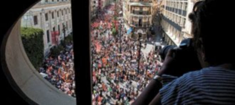 Sevilla fue una de las muchas ciudades españolas que acogieron manifestaciones de los funcionarios en protesta por el recorte de sus salarios. / Efe