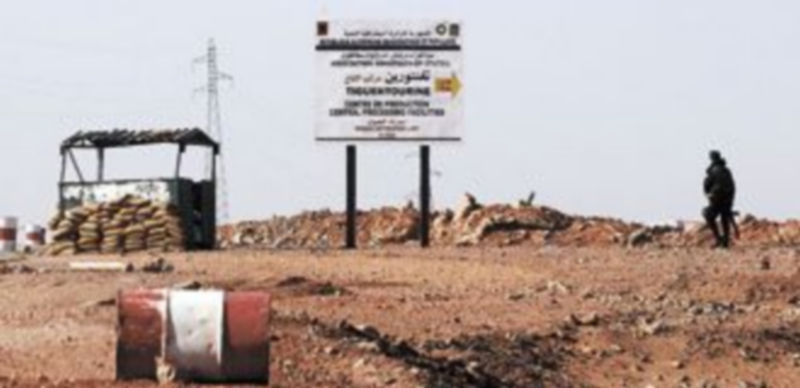 Un puesto de control a 10 kilómetros de la central de gas de In Amenas. / Reuters