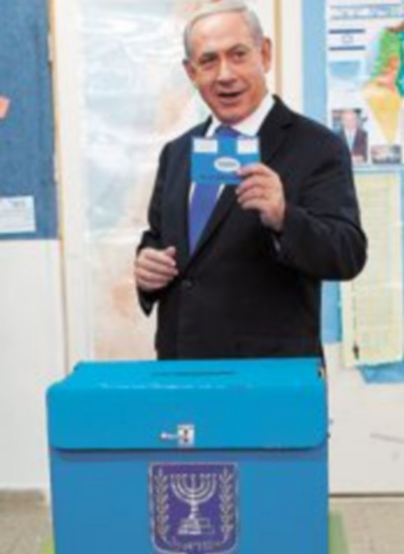 El primer ministro hebreo deposita su voto en la urna. / Reuters