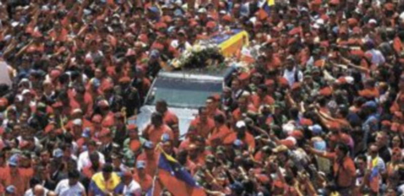 Una inmensa ‘marea roja’ acompañó al féretro del mandatario latinoamericano por las calles de Caracas. / Reuters