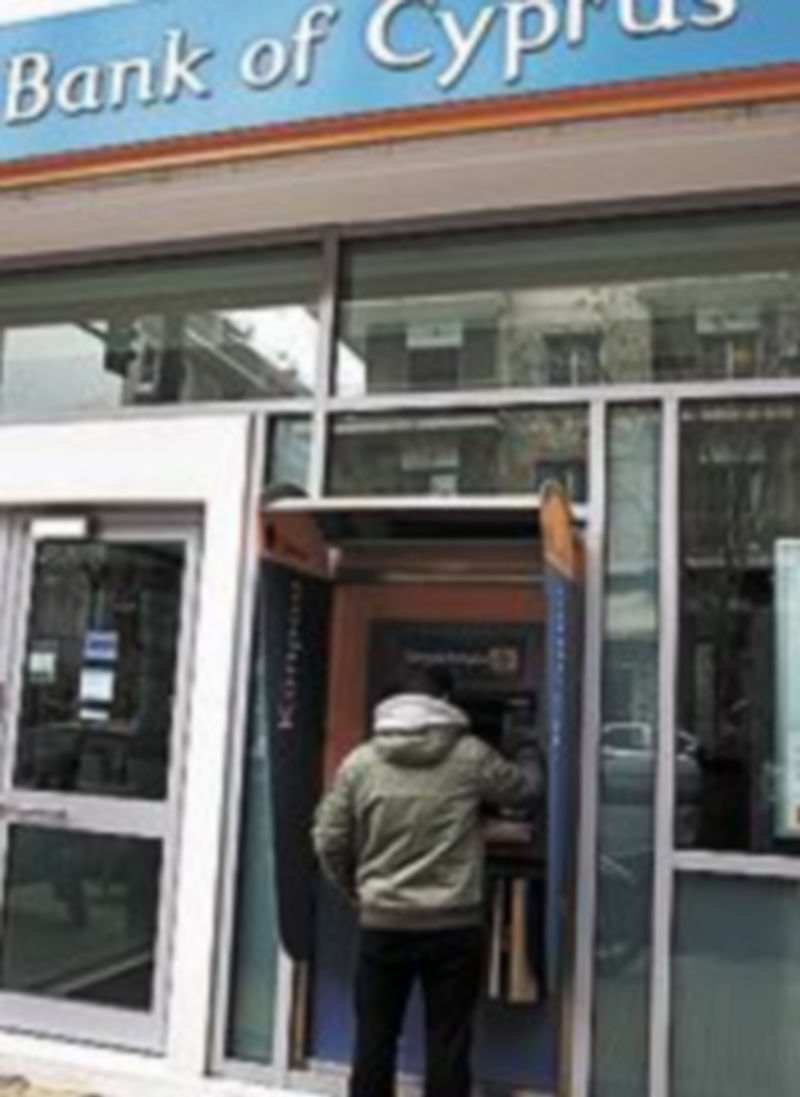 Un ciudadano retira dinero.