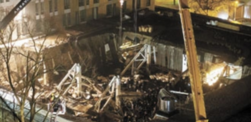 Varias grúas trabajan en las labores de retirada de los kilos de hormigón y hierro derruidos tras la caída de la estructura del supermercado. / Efe