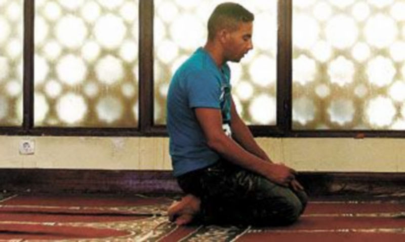 Un musulmán rezaba ayer en la mezquita madrileña de Tetuán. / Efe