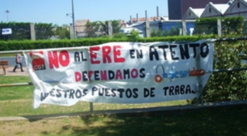 Cartel de los afectados por el ERE de Atento en el que expresan su oposición al procedimiento iniciado por la empresa. / EP.