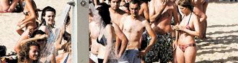 Jugar en la orilla molestando a los demás bañistas o utilizar jabón en las duchas de la playa es motivo de sanción. / EFE