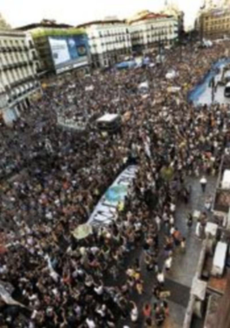 Varios centenares de ‘indignados’ de todo el país toman de nuevo la Puerta del Sol para celebrar una asamblea. / Efe
