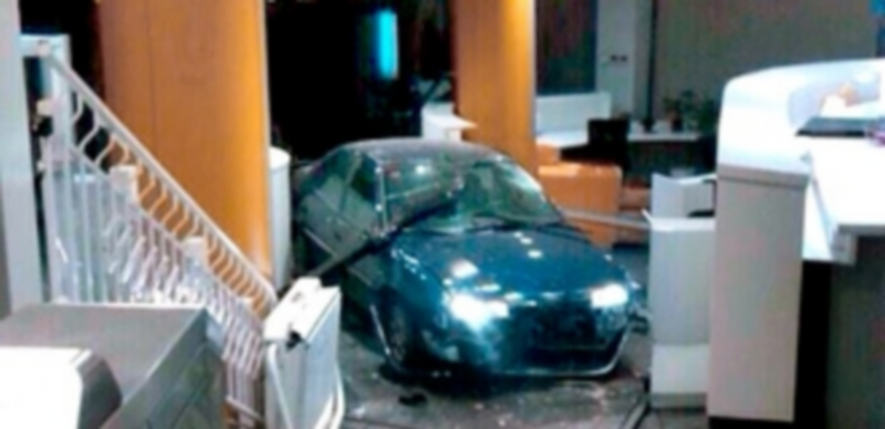 El vehículo entró hasta el vestíbulo de la sede