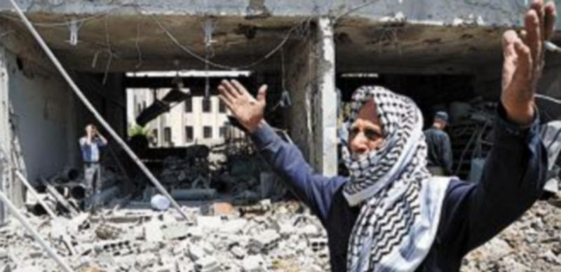 Un hombre se lamenta de la destrucción en la periferia de Damasco. / Reuters