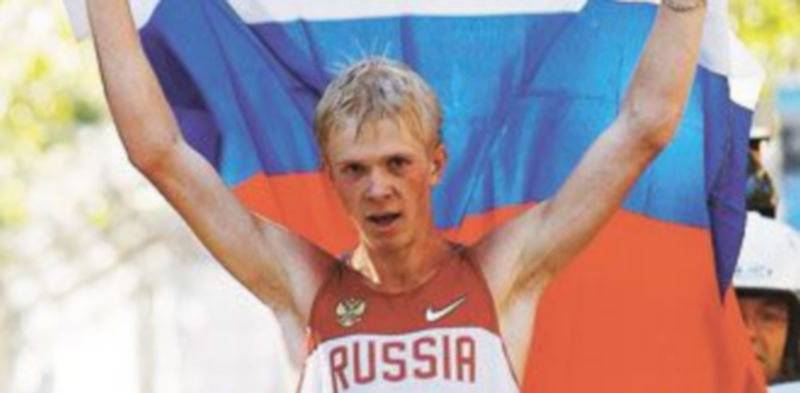 El ruso Stanislav Emelyanov celebra su triunfo en Barcelona. / EFE