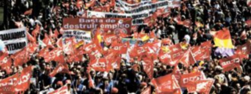 Miles de personas se reunieron por las calles de Madrid para defender el empleo y protestar por la destrucción de puestos de trabajo a causa de la crisis. / EFE