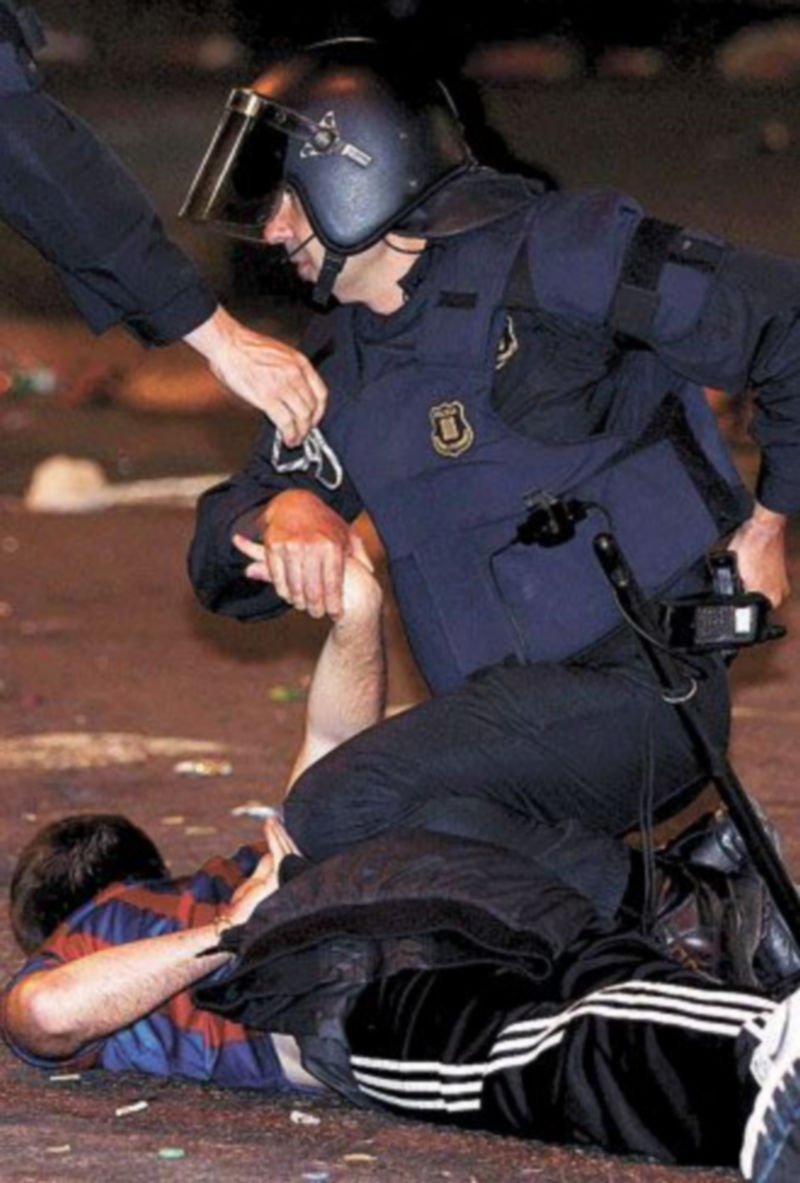 Un ‘mosso’ detiene a uno de los violentos que ocasionaron los disturbios. / EFE