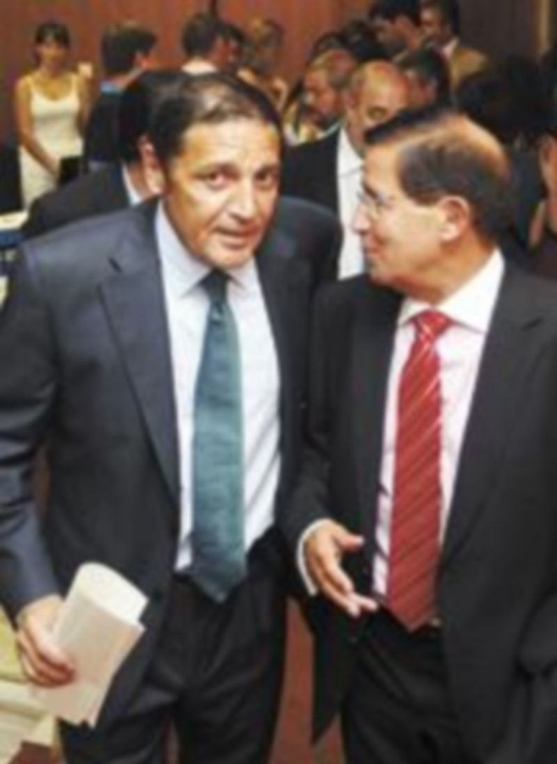 Sáez (i) y el presidente del Consejo Regional de Enfermería