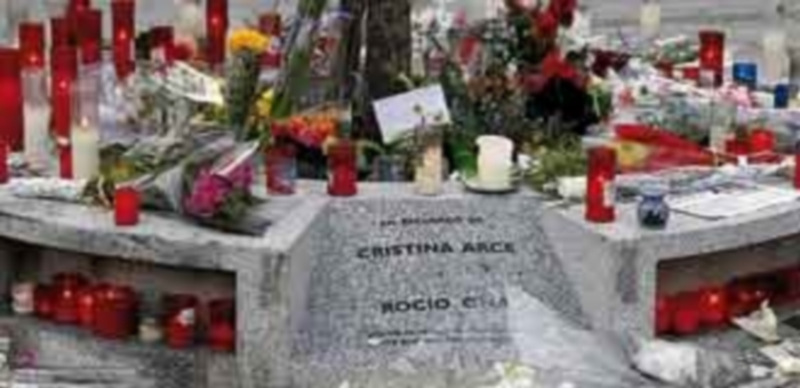 Flores y velas en recuerdo de dos de las víctimas de la tragedia. / Efe