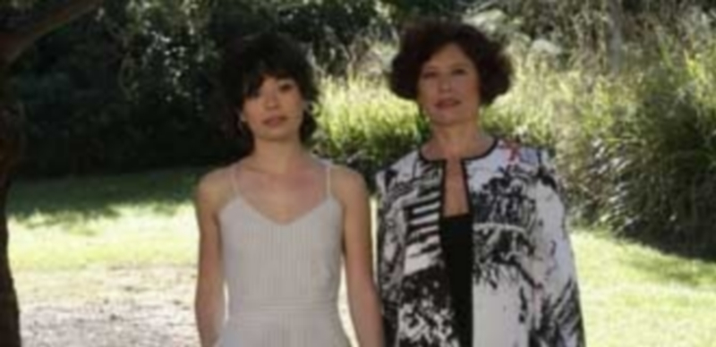 Icíar Bollaín (d) junto a la actriz Anna Castillo en la presentación de ‘El olivo’. / Efe