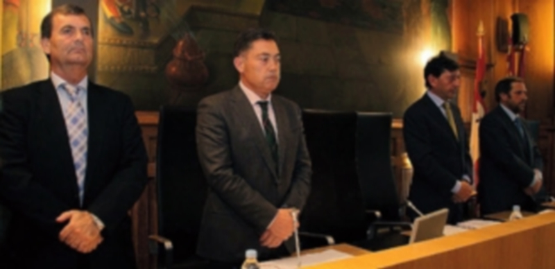 Minuto de silencio por la muerte de Isabel Carrasco en la sesión de ayer de la Diputación de León./ Ical