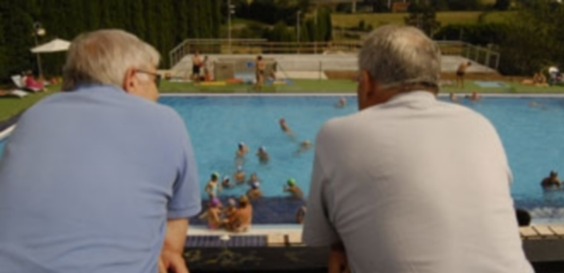Pensionistas jubilados disfrutan de la piscina de un hotel. / EP