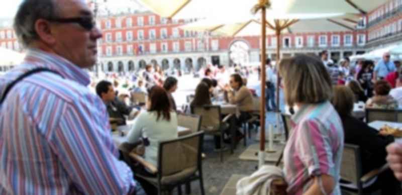 Turistas sentados en las terrazas de la Plaza Mayor de Madrid. / EP
