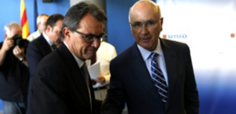 Duran y Mas se dan la mano tras hacerse pública la renuncia del líder de UDC ayer tras reunirse el comité ejecutivo / Efe