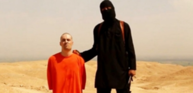 Captura del vídeo que el ISIS envió a América en el que se produce la decapitación del periodista a manos de un hombre con acento británico. / Agencias