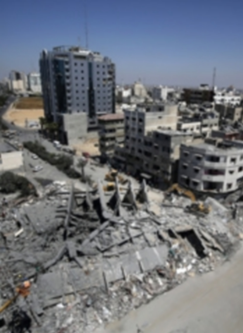 Vista de los restos de la torre Al-Basha destruida en Gaza ayer. / Efe