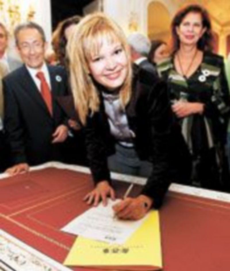 El rostro de Pajín al firmar la credencial como senadora deja clara su satisfacción por un nombramiento más que cuestionado. /EFE