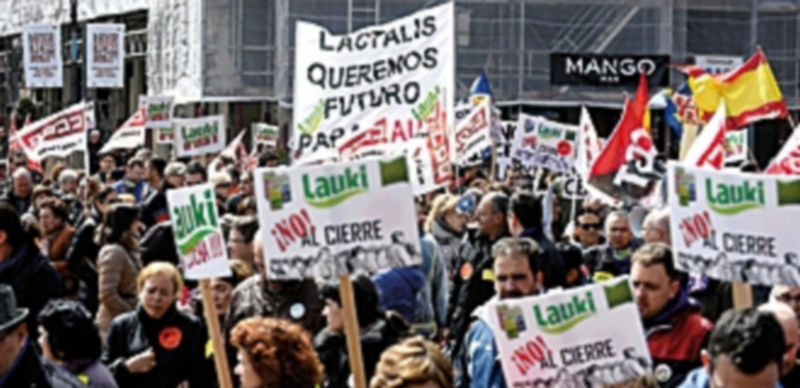 Más de 600 personas protestan en rechazo a los cierres en la industria 1 Las calles de Valladolid volvieron a registrar de nuevo protestas contra el cierre de varias plantas industriales. / E. P.