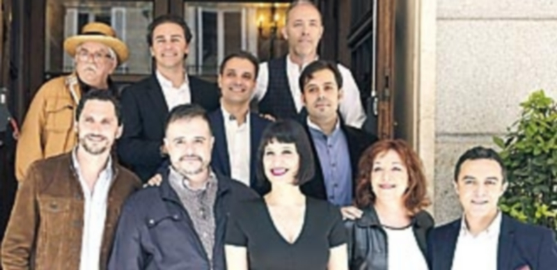 Paco León (ab.i) junto al director Miguel del Arco (arr.d) y el resto del elenco de la zarzuela ‘¡Cómo está Madriz!’. / Efe