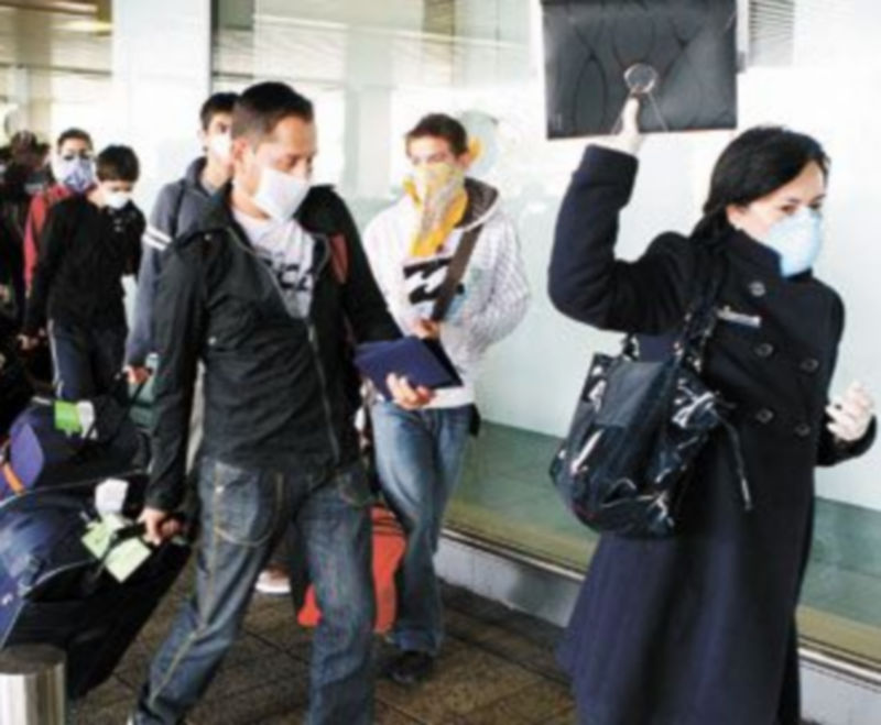 Un grupo de pasajeros de un vuelo procedente de México llega al aeropuerto de Madrid-Barajas. / J.C.H. (Efe)