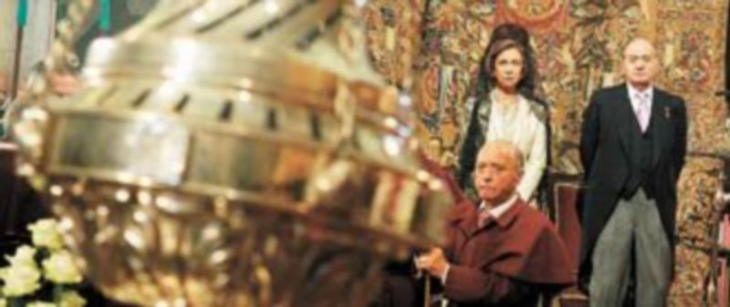 El Rey Juan Carlos y Doña Sofía observan el vuelo del ‘botafumeiro’