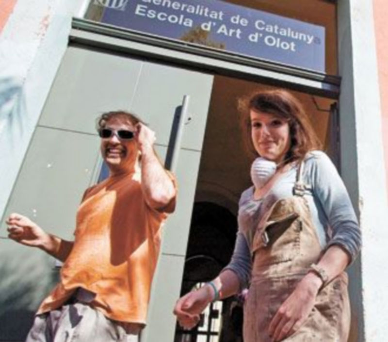 Alumnos de la Escuela Superior de Arte y Diseño de Olot bromean con una mascarilla. /  T.V. (Efe)