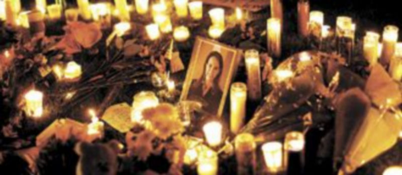 Cientos de ciudadanos dejaron encedidas velas junto al hospital en el que Gabrielle Giffords se debate entre la vida y la muerte. / Reuters