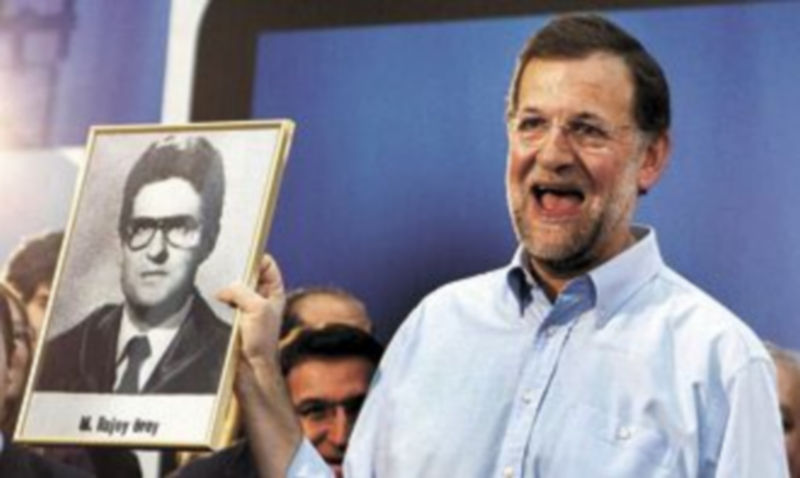 Mariano Rajoy muestra el retrato de su orla