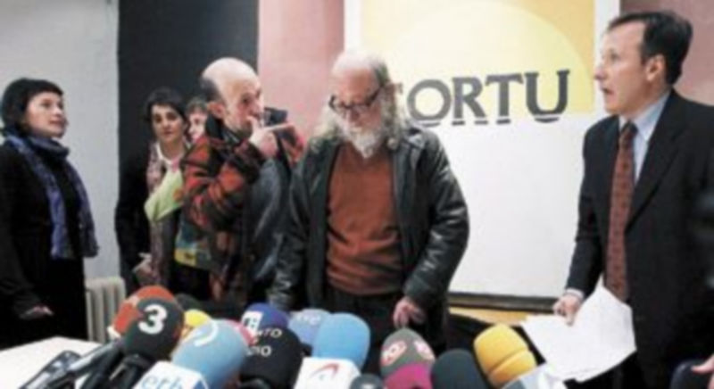 El escritor Andrés Sorel (c)