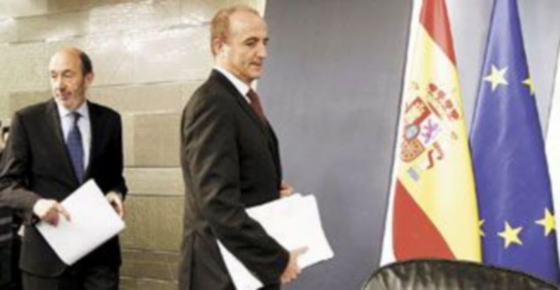 Alfredo Pérez Rubalcaba y Miguel Sebastián se esforzaron para defender el proyecto del Ejecutivo. / Efe