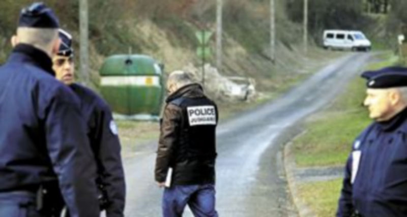 Unos agentes galos custodian la zona donde los terroristas estaban debatiendo desde hace algo más de un mes. / Reuters