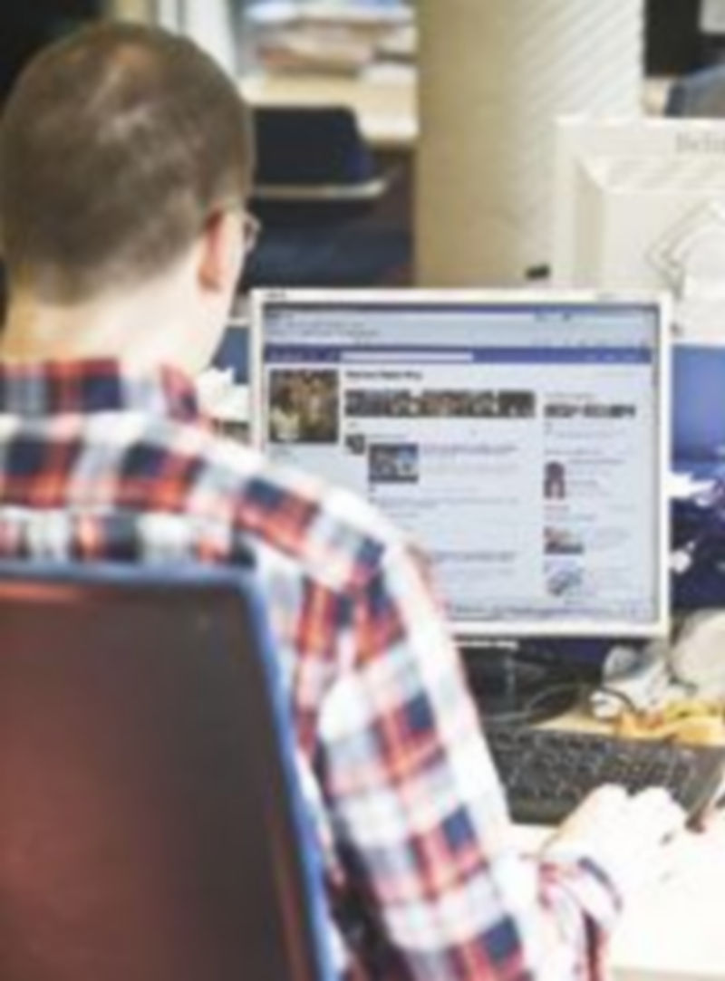 Los líderes de los partidos confían en captar votos gracias a sus seguidores en internet. / J. J. Matías